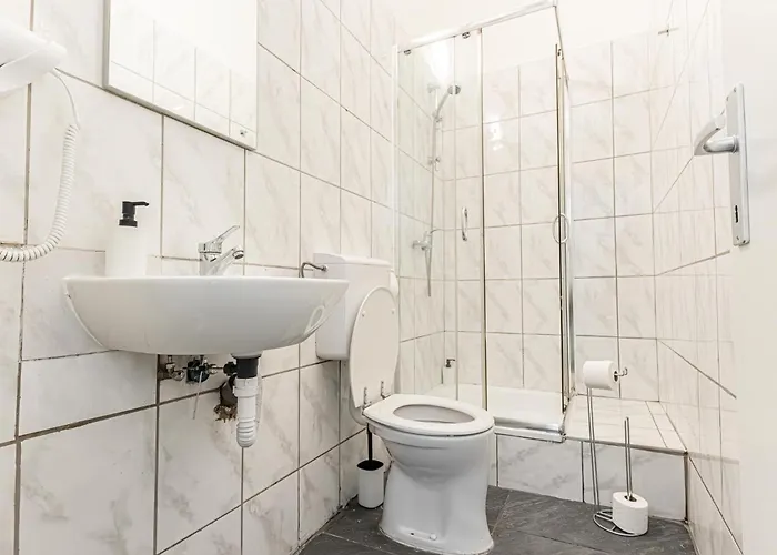 Near Westbahnhof Station Simple 2br & 1lr *