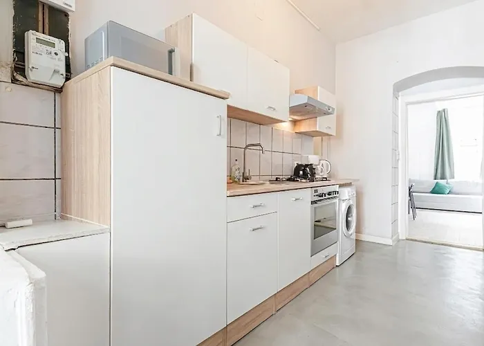 Near Westbahnhof Station Simple 2br & 1lr