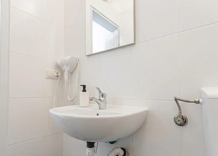 Near Westbahnhof Station Simple 2br & 1lr דירה *