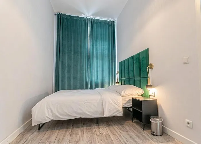 Near Westbahnhof Station Simple 2br & 1lr דירה