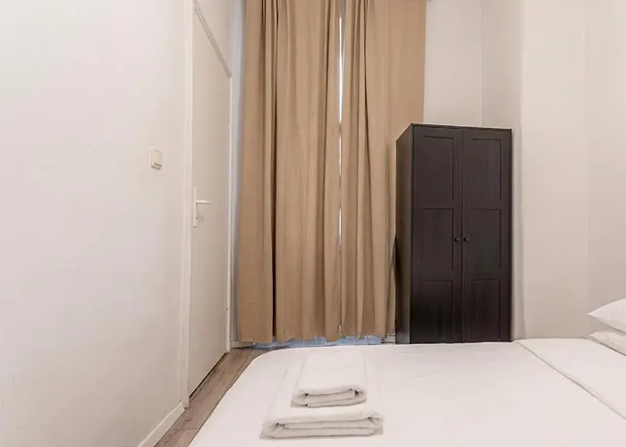 Near Westbahnhof Station Simple 2br & 1lr *