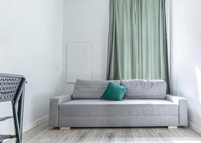 Near Westbahnhof Station Simple 2br & 1lr דירה *